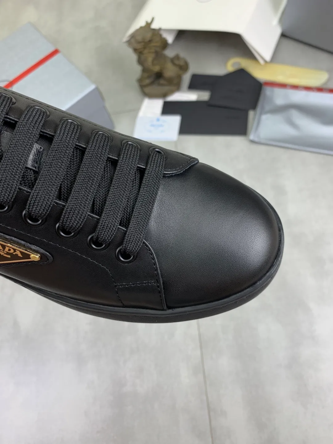 Men's shoes 💰P540💰【New model】The hot model is on the official website, 🆘 The trendy brand (Prada) mainly promotes the hot model, the avant-garde and versatile fashion men's shoes are privately modeled, the cowhide surface is spliced 1:1.. The fashion is simple, the original imported cowhide lining and the cowhide feet; the atmosphere and personality are more fashionable, eye-catching and pursuing class. It will subvert the old idea and be a must-have for fashion trendsetters with you! Must keep it for yourself! Tall and comfortable, large and low, high-end quality workmanship. Size: 38-45; 3️⃣colors available.